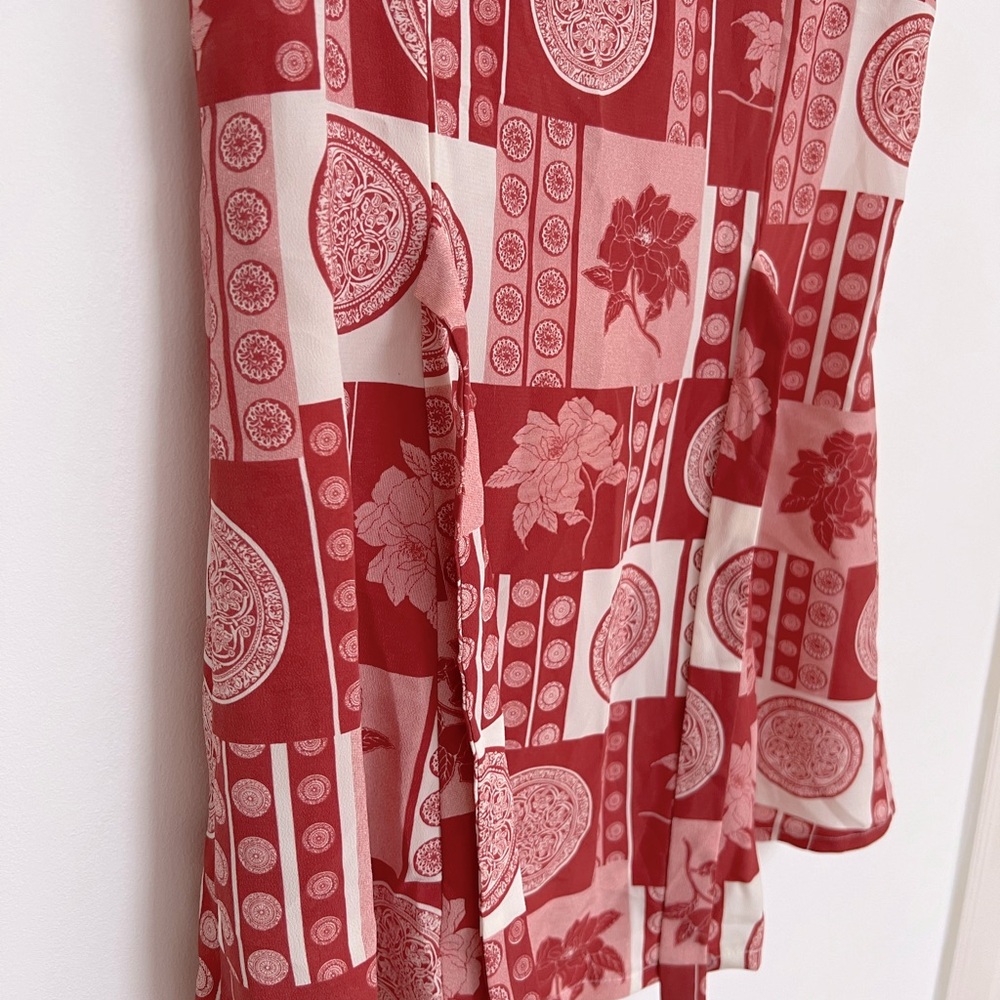 Maniere (L) Red White Floral Medallion Patch Canada Resort Sleeveless Tie Top - Picture 9 of 10